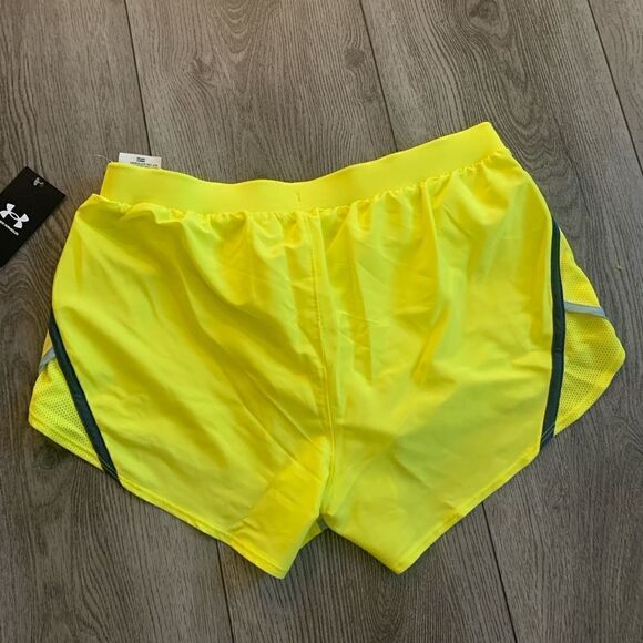 Under armour fly by 2.0 shorts with underwear lining - Picture 2 of 4